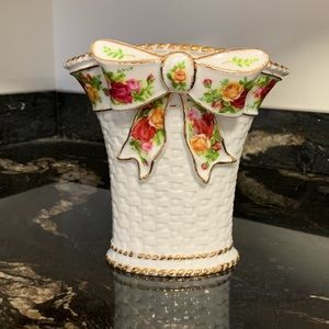 Old country roses basket weave Bow Vase
